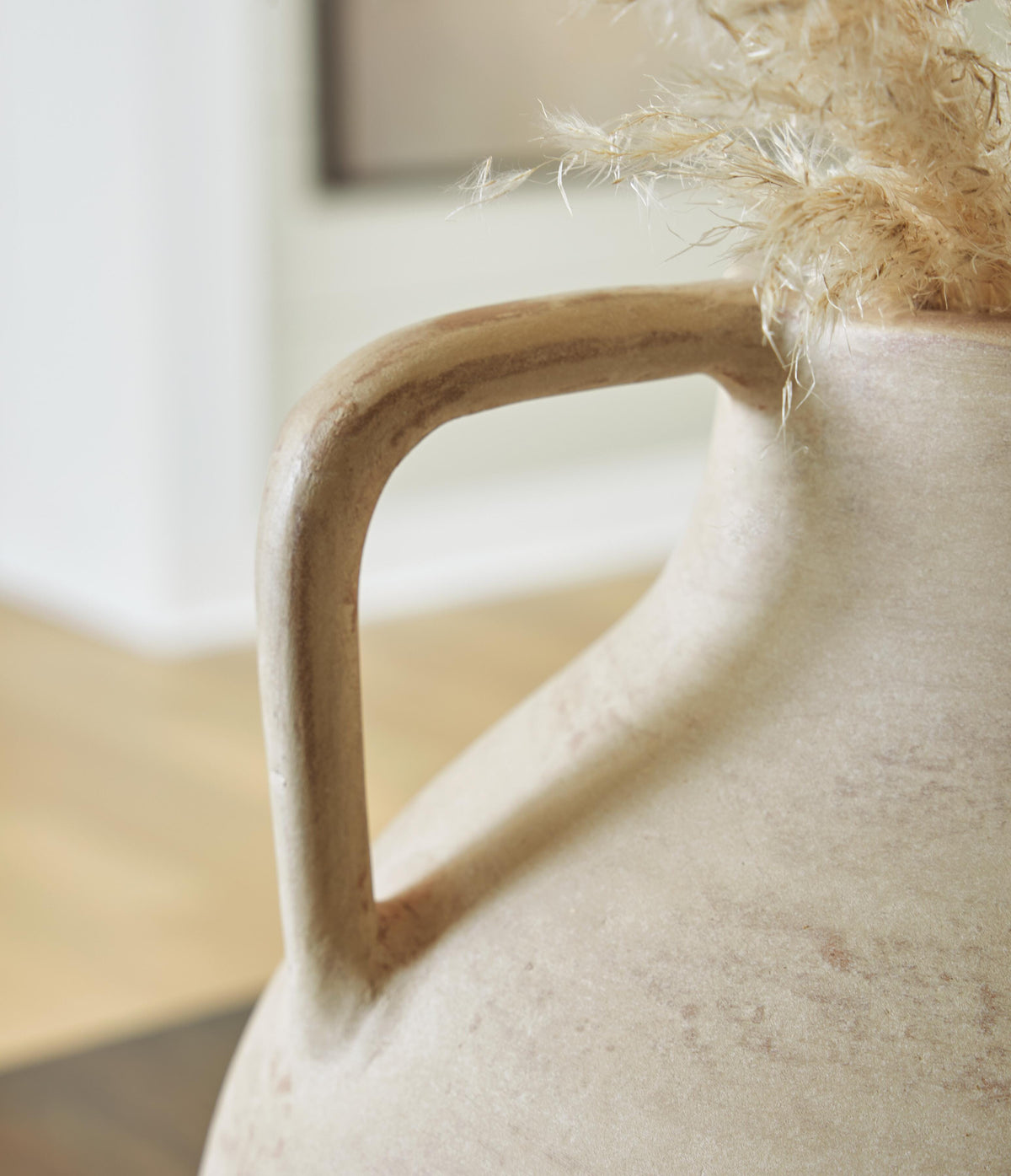 Justy Vases