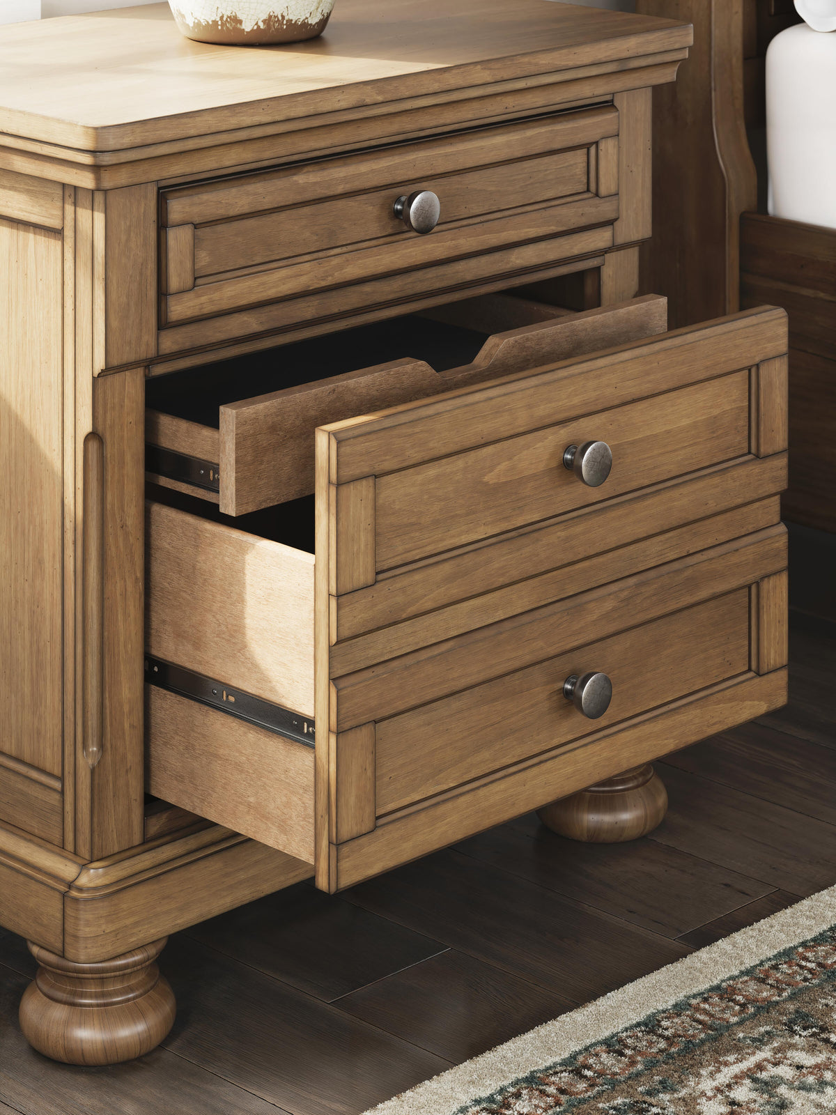 Feddinger Nightstands