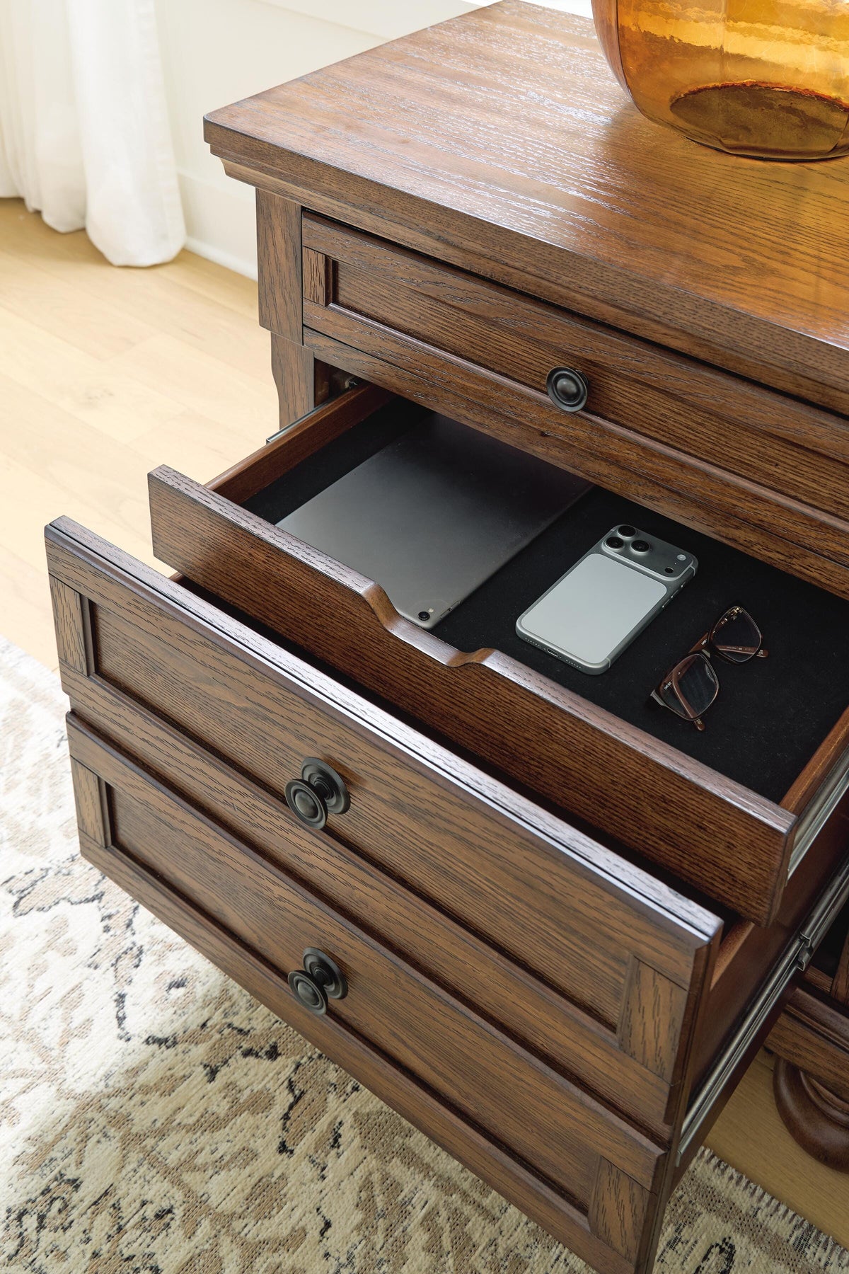 Zackaryn Nightstands