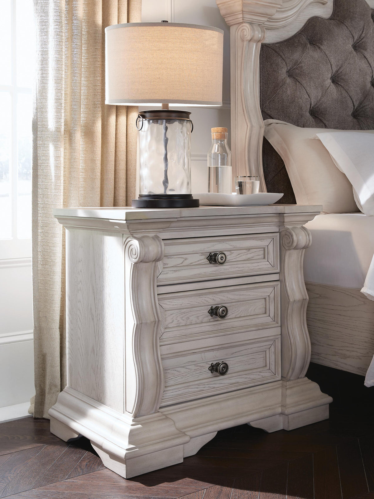 Bruchandi Nightstands