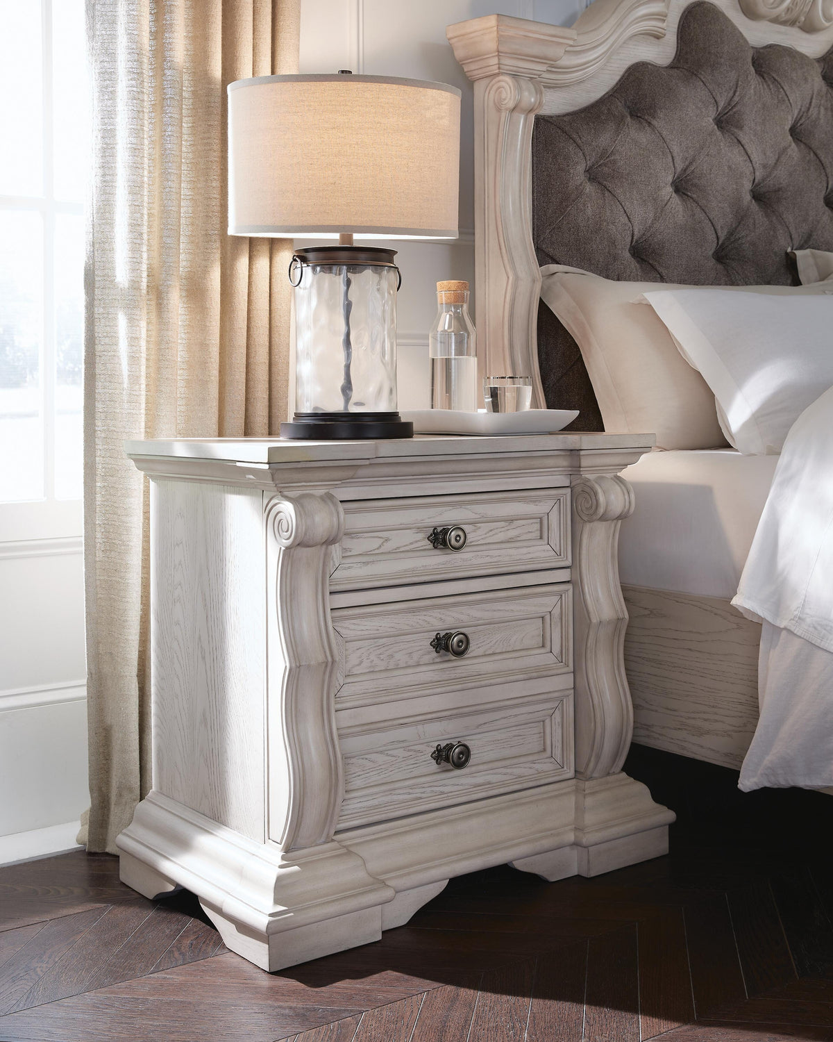 Bruchandi Bedroom Sets
