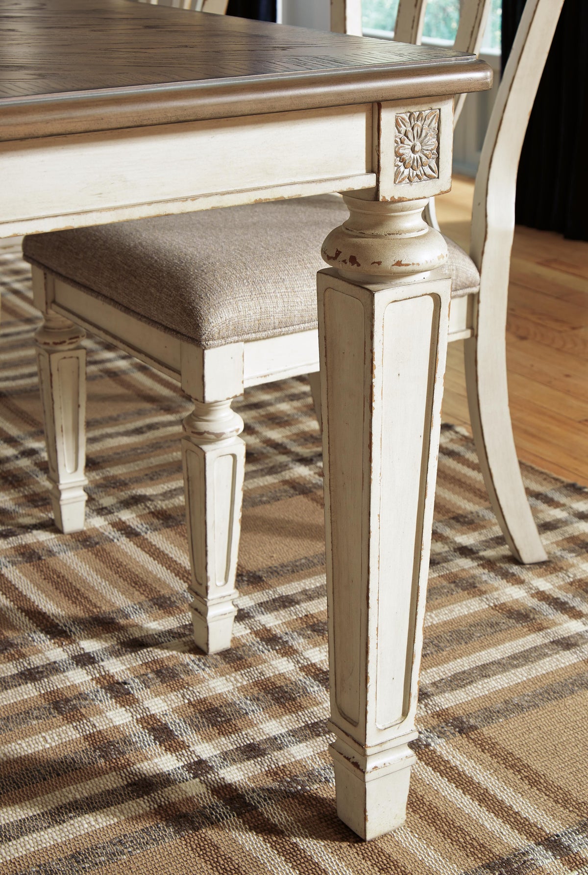 Realyn Dining Sets