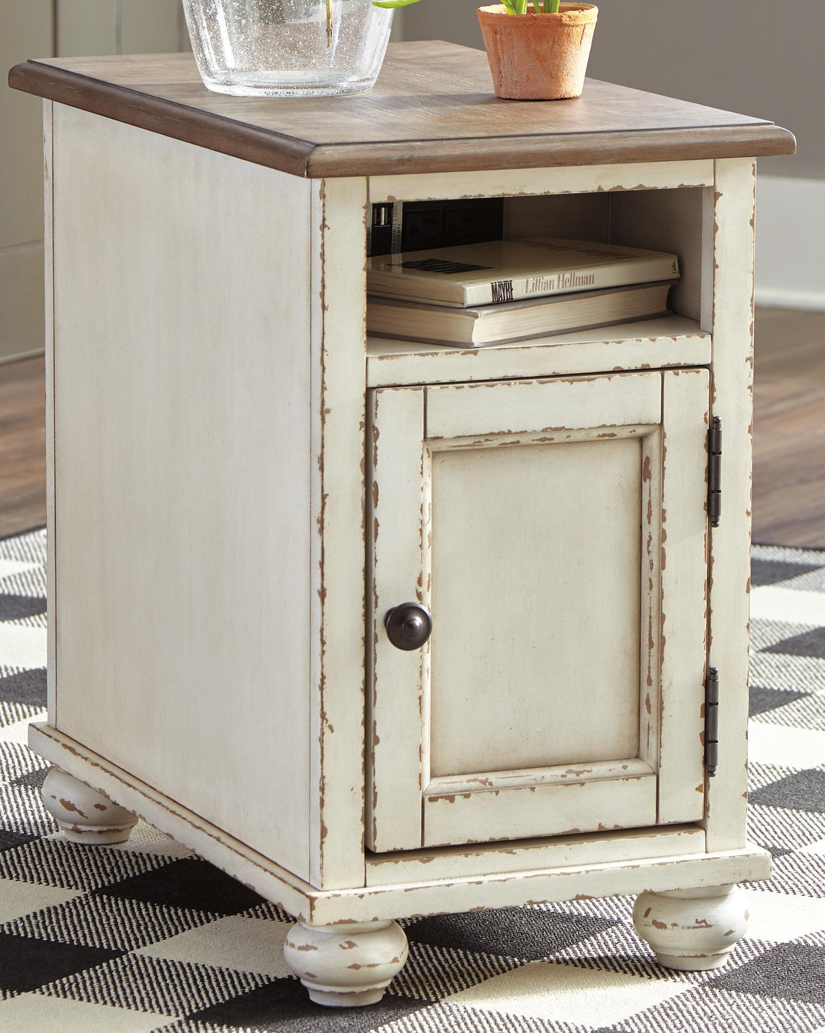 Realyn End & Side Tables