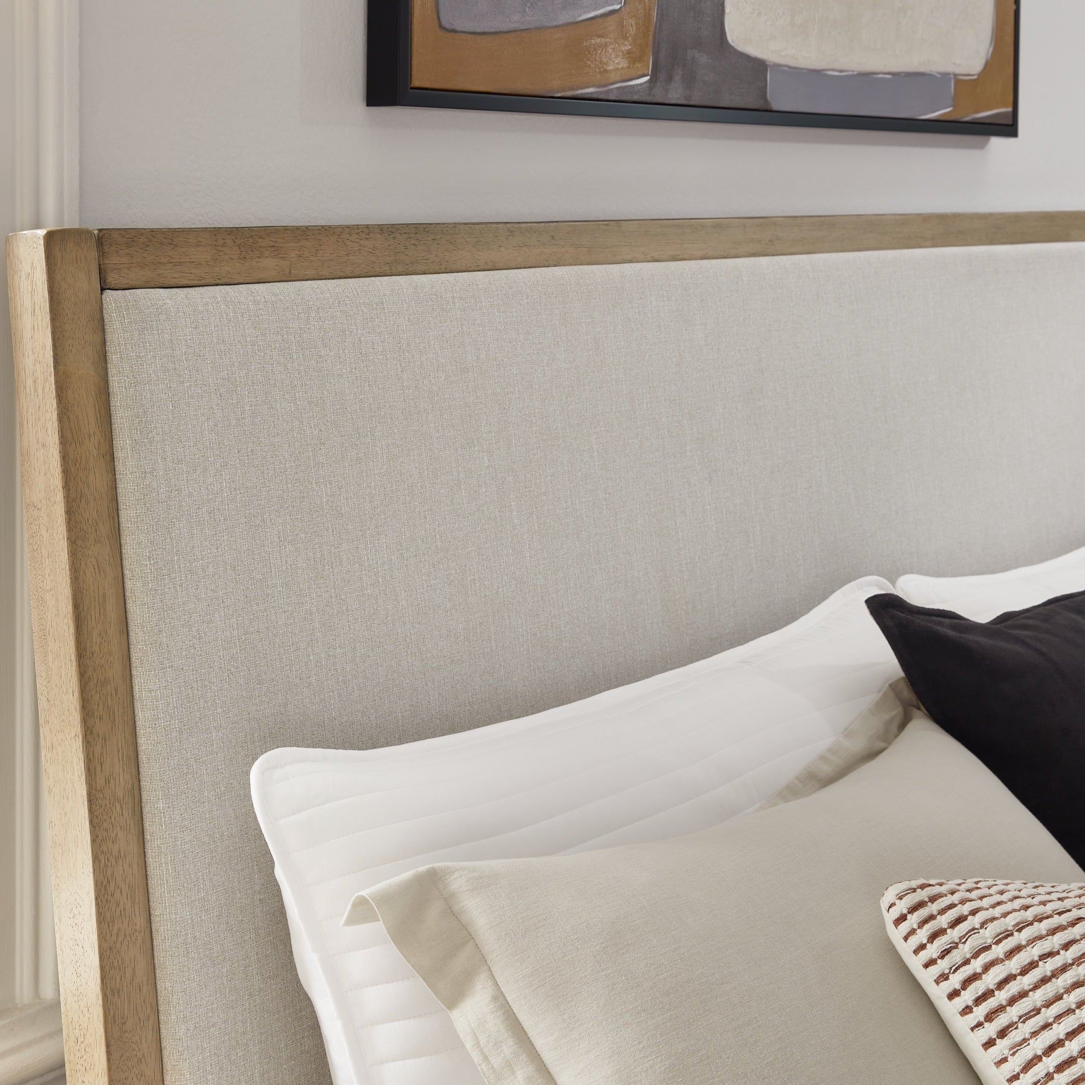 Tomtyn Upholstered Bed