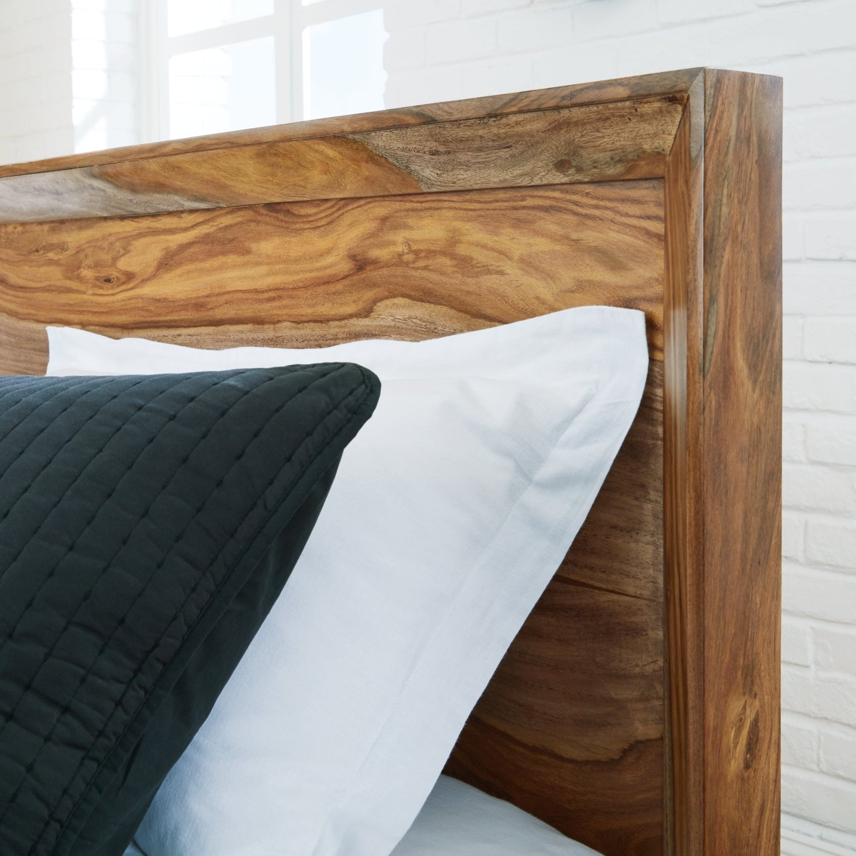 Dressonni Panel Bed